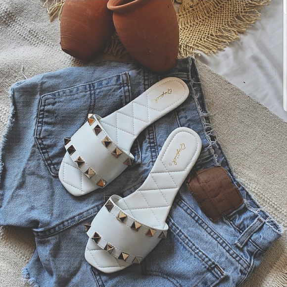 Shoes - 🆕️Summer Faves Collection// White one band Slide